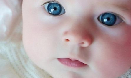 Rêver de bébé aux yeux bleus.