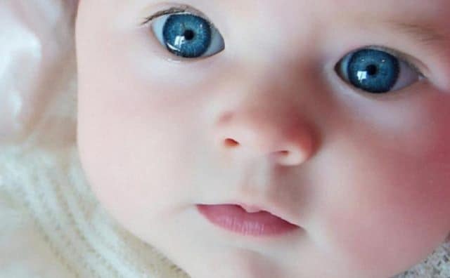Rêver de bébé aux yeux bleus